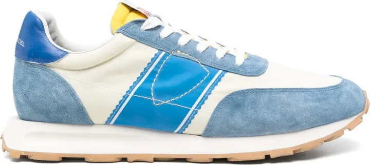 Tour sneakers