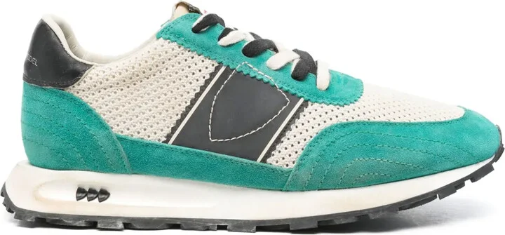 Tour sneakers
