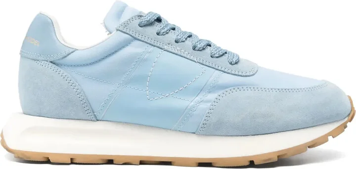 Tour sneakers