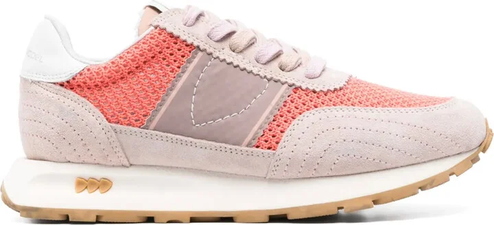 Tour sneakers