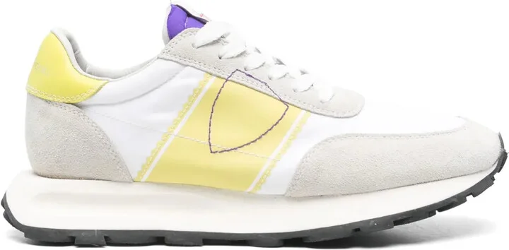 Tour sneakers