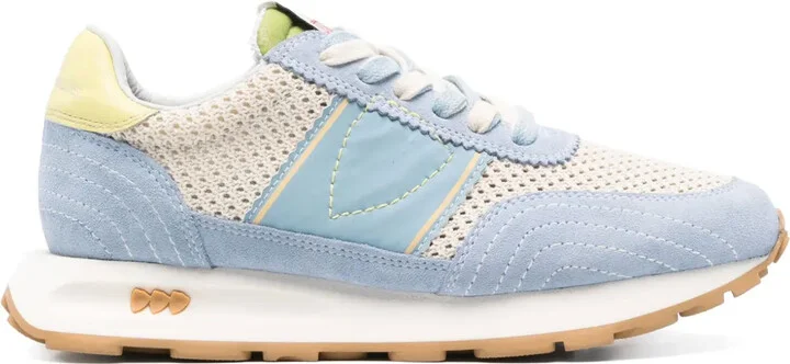 Tour sneakers