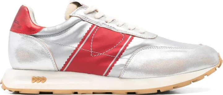 Tour sneakers