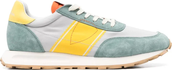 Tour sneakers