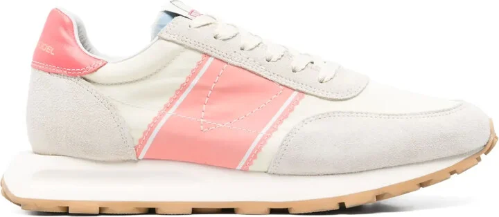 Tour sneakers