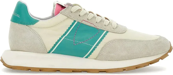 Tour sneakers