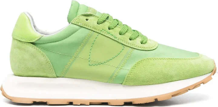 Tour sneakers