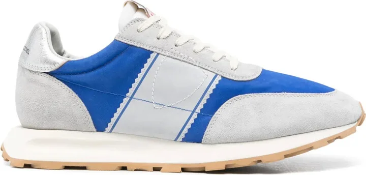Tour sneakers