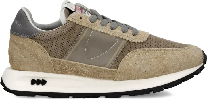 Tour sneakers