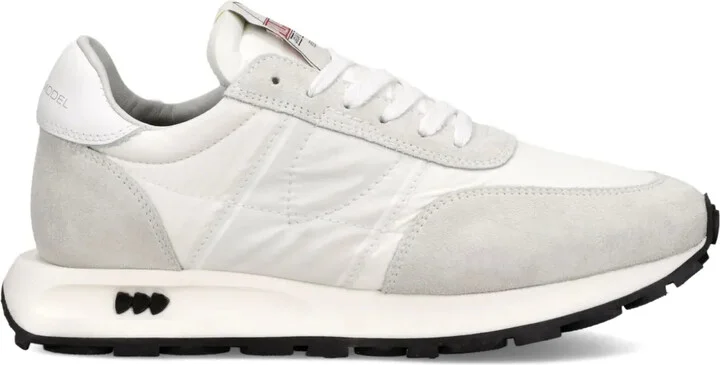 Tour sneakers