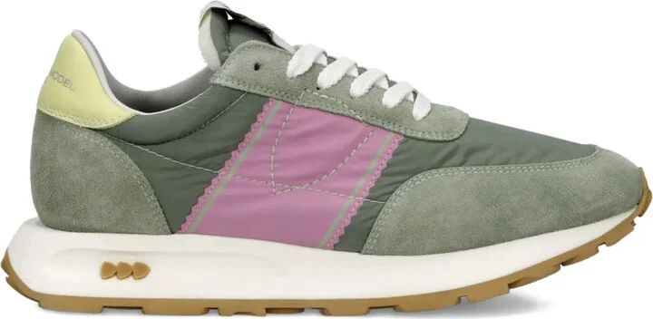 Tour sneakers
