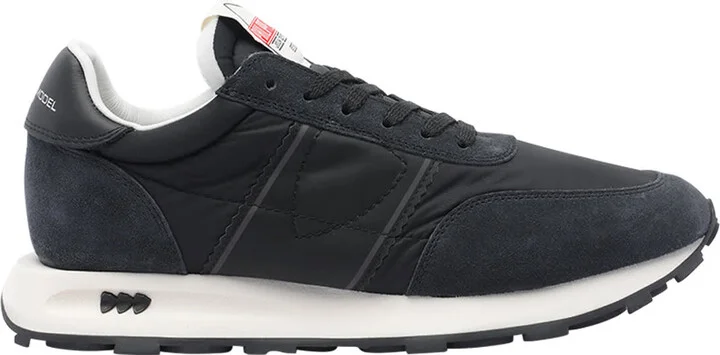 Tour Sneakers