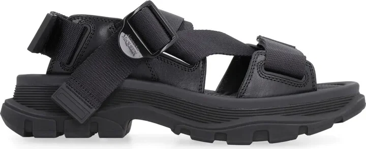 Tread flat sandals