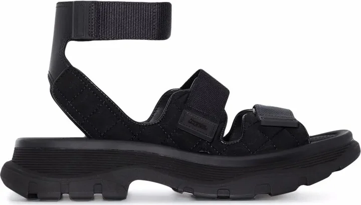 Tread flat sandals