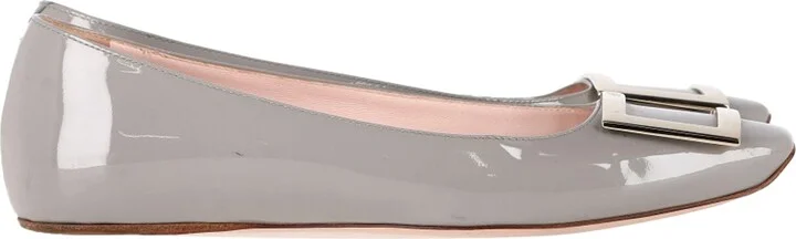 Trompette Metal Buckle Ballerinas in Grey Patent Leather