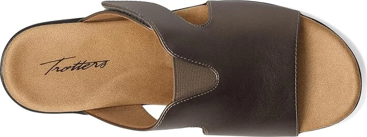 Trotters Roxine Women's Sandals Pewter : 5 M (B), Rubber - Image 2