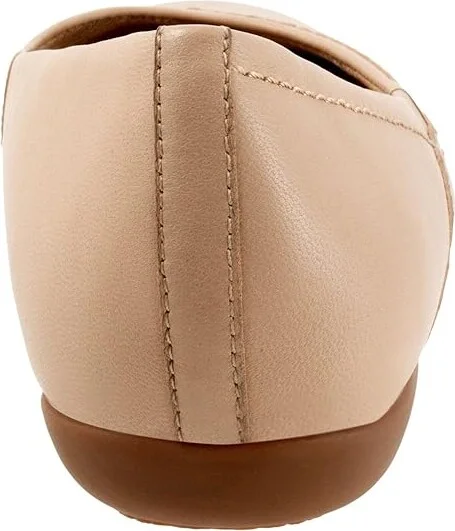 Trotters Sasha Women's Flat Shoes Beige : 7 WW (EE), Leather - Image 4