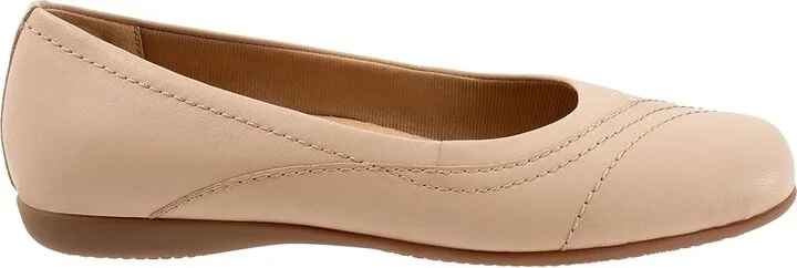 Trotters Sasha Women's Flat Shoes Beige : 7 WW (EE), Leather - Image 7