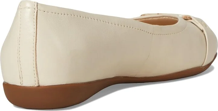 Trotters Sizzle Signature Women's Flat Shoes Ivory : 7 N (AA), Leather - Image 4