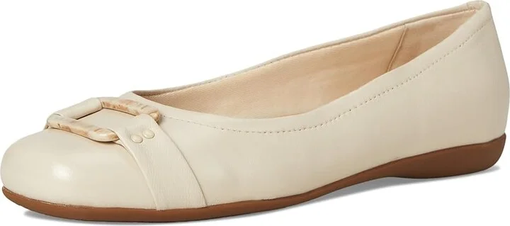Trotters Sizzle Signature Women's Flat Shoes Ivory : 7 N (AA), Leather - Image 5
