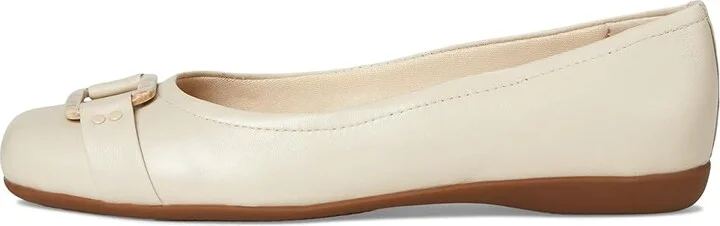 Trotters Sizzle Signature Women's Flat Shoes Ivory : 7 N (AA), Leather - Image 6