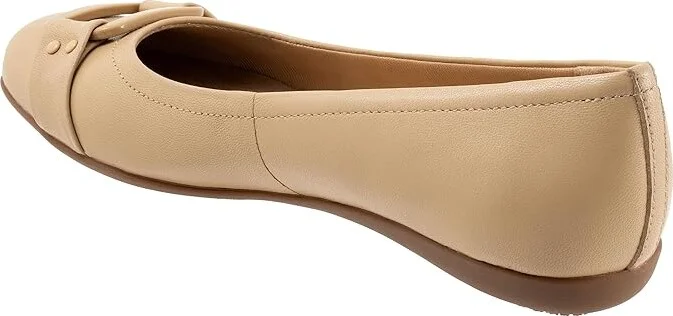 Trotters Sizzle Signature Women's Flat Shoes Nude : 7 W (D), Patent Leather - Image 4
