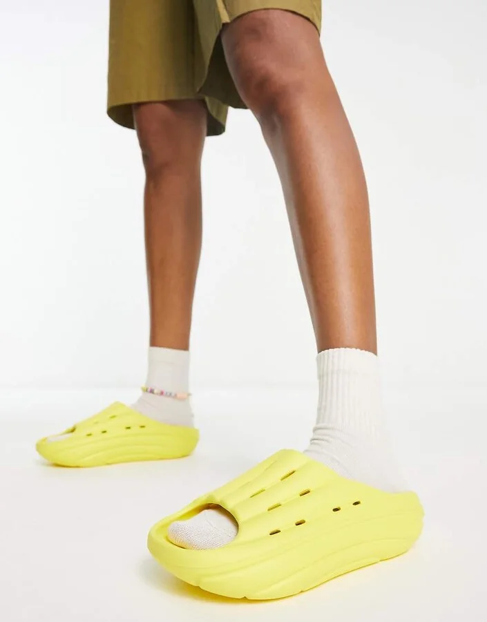 UGG foamo slides in bright yellow - Image 4