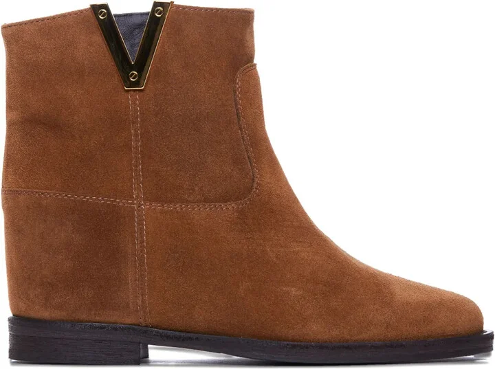 V-detail suede boots