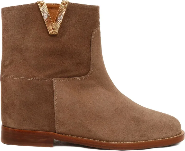 V-detailed suede boots
