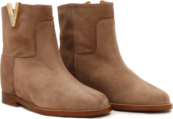 V Insert Boots