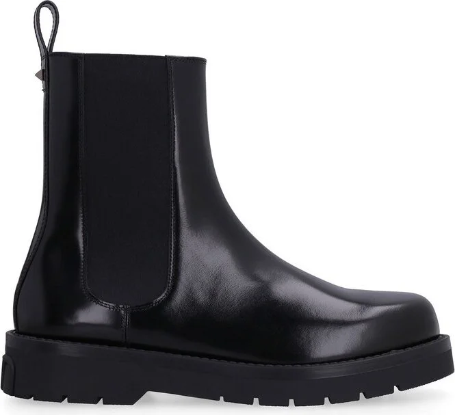Valentino Garavani Rockstud Round Toe Chelsea Boots