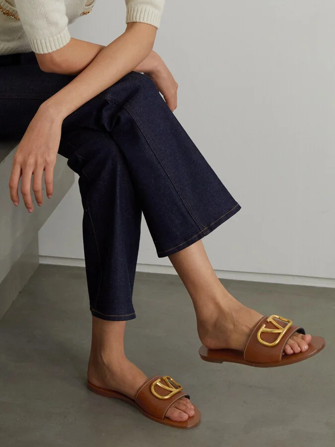 Valentino Garavani - Valentino Garavani Vlogo Textured-leather Slides - Brown - Image 2