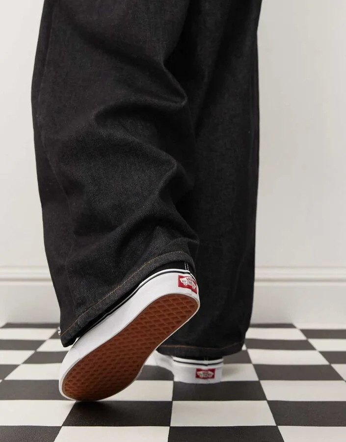 Vans Authentic sneakers in black and white - Image 2