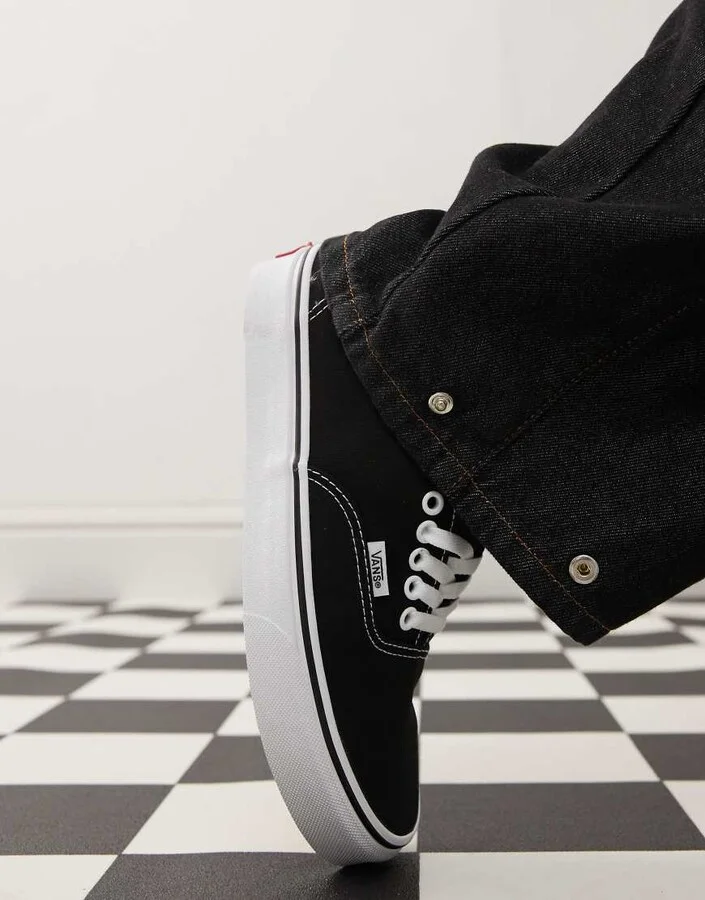 Vans Authentic sneakers in black and white - Image 3