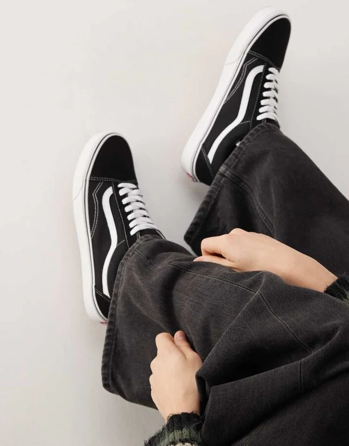 Vans Classic Old Skool sneakers in black and white - Image 4