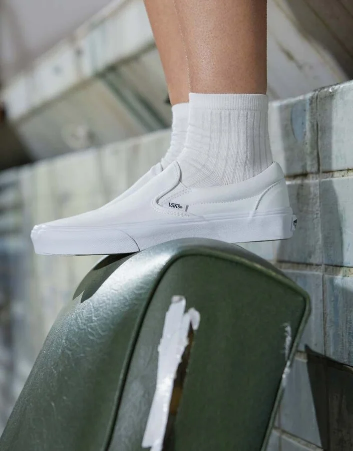 Vans Classic Slip-On plimsolls in white - Image 3
