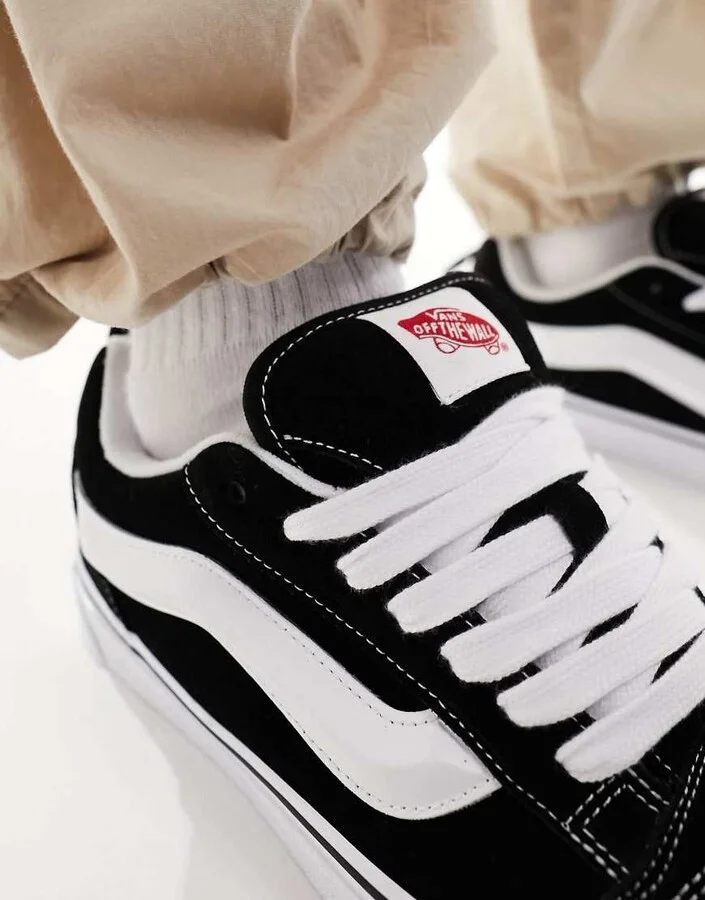Vans Knu Skool sneakers in black and white - Image 3