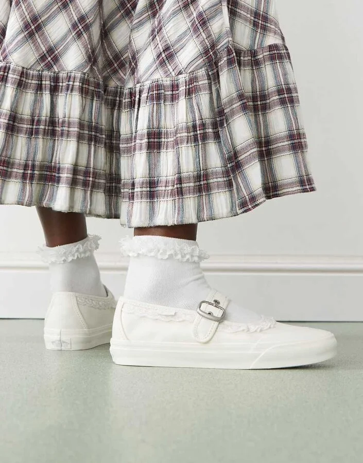 Vans Mary Jane canvas sneakers in white with ruffle detail - Image 4