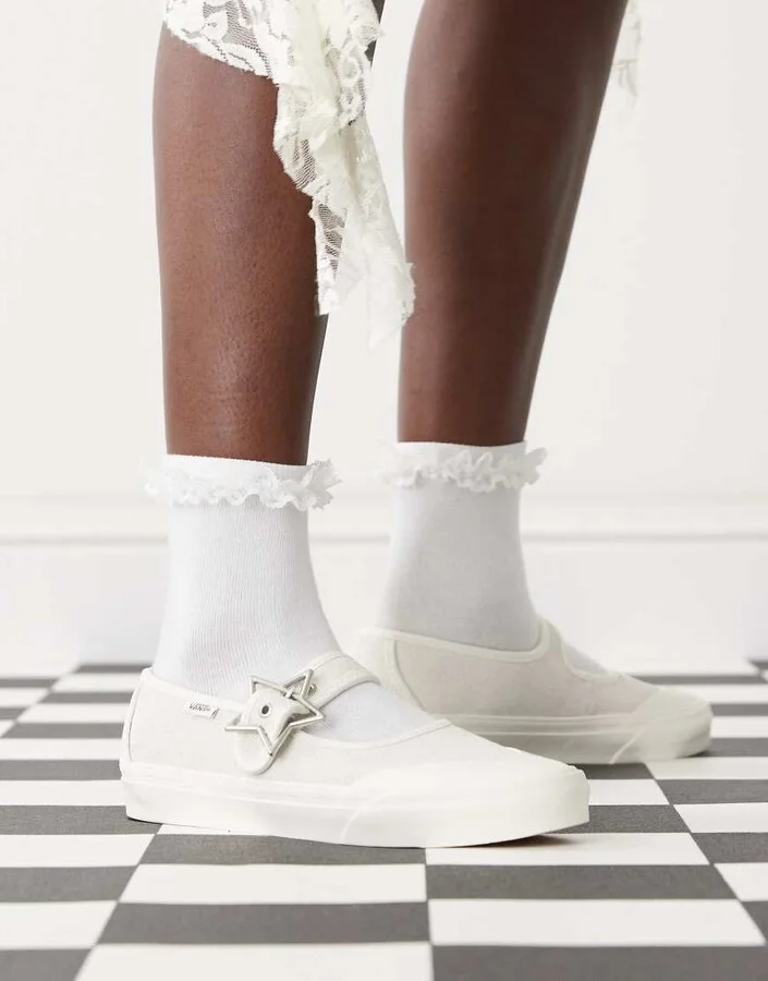 Vans Mary Jane canvas sneakers in white with star buckle detail - Image 3