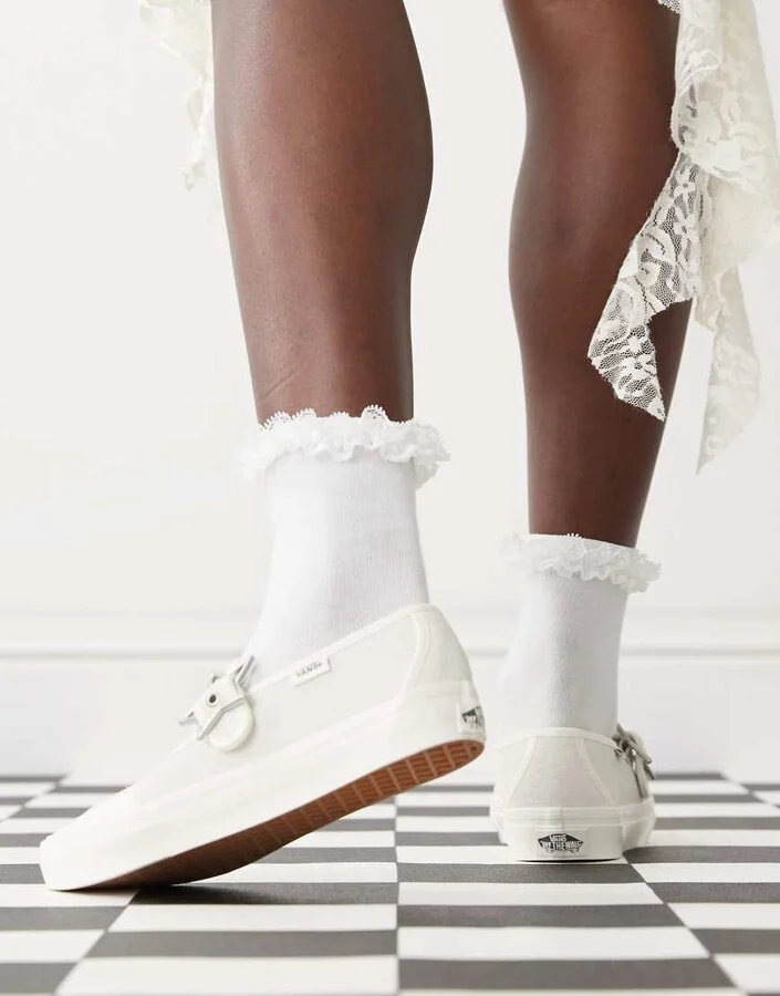 Vans Mary Jane canvas sneakers in white with star buckle detail - Image 4