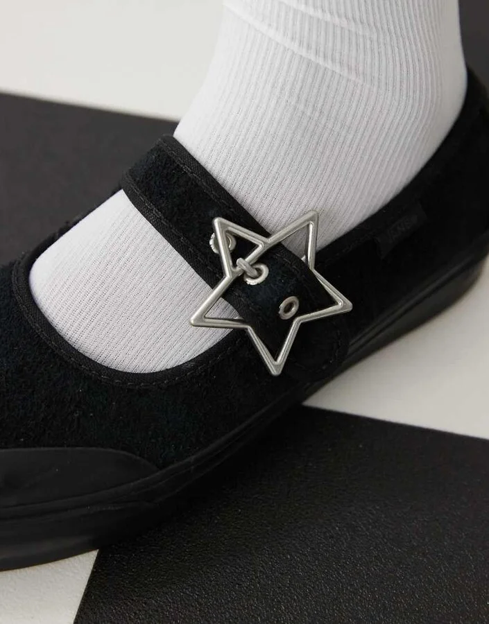 Vans Mary Jane sneakers in black with star buckle detail - Image 2