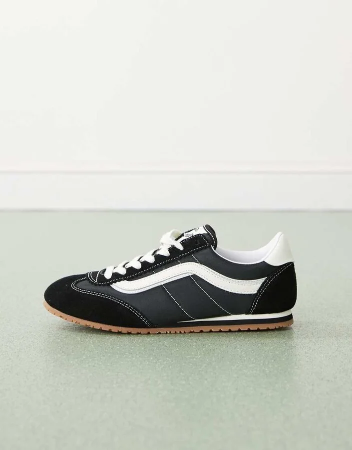 Vans Super Lowpro sneakers in black and white - Image 2