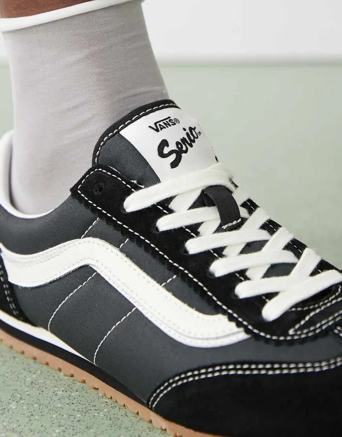 Vans Super Lowpro sneakers in black and white - Image 3