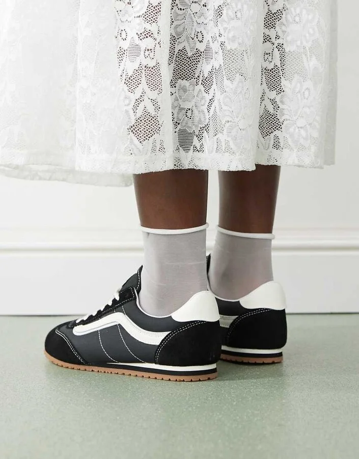 Vans Super Lowpro sneakers in black and white - Image 4