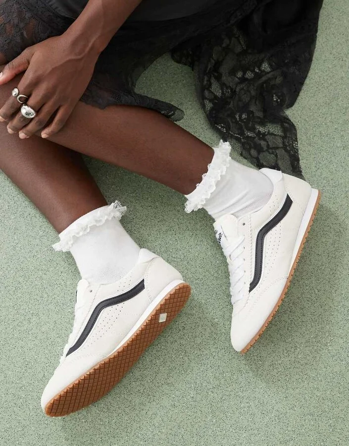 Vans Super Lowpro sneakers in white and black - Image 3