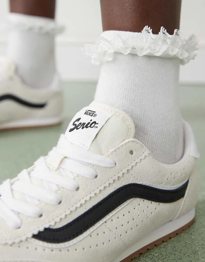 Vans Super Lowpro sneakers in white and black - Image 4