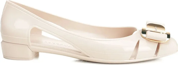 Vara-bow cut-out pumps