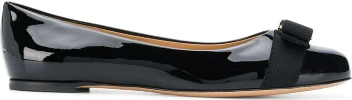 'varina' Black Ballet Shoes With Engraved Logo On The Bow In Patent Leather Woman