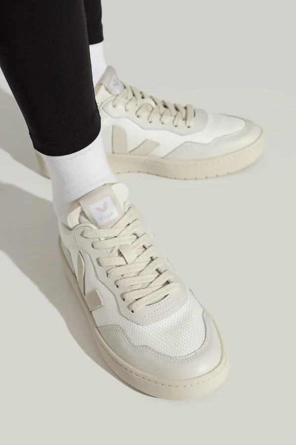 Veja Sneakers 'v-90 B-mesh' - Image 2