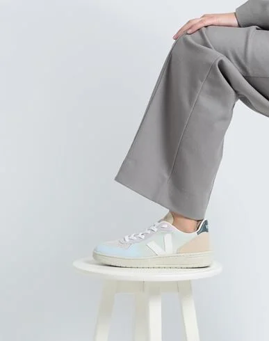 Veja V-10 Woman Sneakers - Image 2